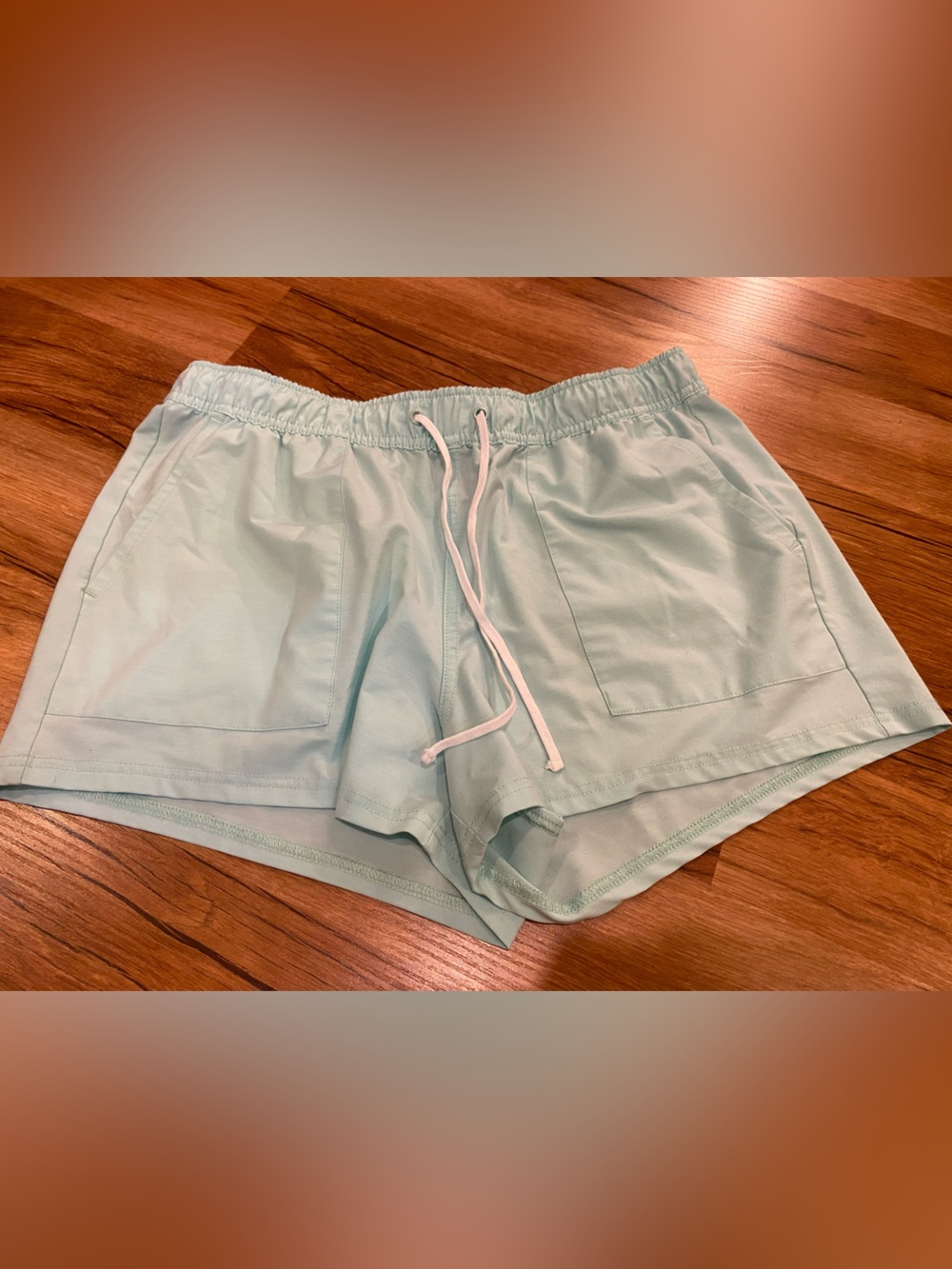 Huk Womans shorts lightweight sea foam green medium